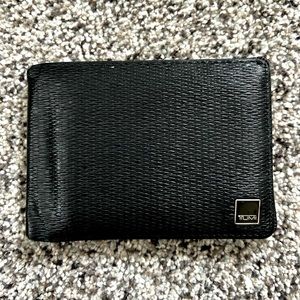 Men’s Tumi Bifold Leather Wallet